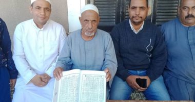 حكاية ثمانينى مع كتاب الله.. عم لطفى كتب القرآن الكريم بخط يده على أفخر أنواع الورق فى 3 سنوات.. حديث شريف دفعه لإتمام كتابته.. وأسرته خطته منذ سنوات بماء الذهب.. فيديو وصور