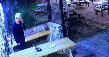 سيجارة تنقذ بريطانية من الموت بعد سقوط شجرة عملاقة بالقرب منها .. فيديو