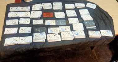 إحباط محاولة تهريب 302 بطاقة ائتمان مع راكب نيجيرى بمطار القاهرة.. صور 