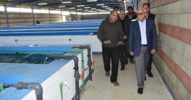 محافظ بورسعيد يتابع العمل بالمفرخ السمكى الأول من نوعه بالشرق الأوسط.. صور