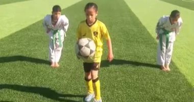 "كده رضا بالمنيا".. التوائم الثلاثة نسخة طبق الأصل أغرب من الخيال.. لايف
