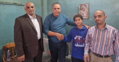 طالب قبطى يبدع فى الإنشاد الدينى ومدح الرسول بسوهاج.. "ميلاد" ينشر التسامح بين الجميع.. ورسالته "الشعب المصرى نسيج واحد".. ووالده: ربيت أبنائى على حب الجميع والوطن ودحر المكائد وأن مصر هى بلد واحد.. صور