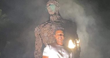 محمد صنع تمثال 3 أمتار بـ300 كيلو خردة: حاولت أجسد الإنسان وتعقيد تفاصيله