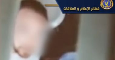 شاهد.. لحظة ضبط عامل مطعم بالقاهرة يصور سيدات بالحمام بكاميرا سرية