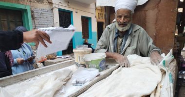 "عم سعيد 70 سنة بيحلى بوق الناس".. اعرف قصة أقدم صانع عسلية ببنها.. لايف