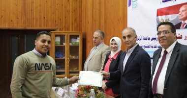 رئيس جامعة الزقازيق يسلم شهادات ختام الدورة التدريبية الثانية لريادة الأعمال