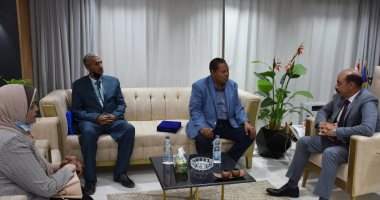 محافظ أسوان يستقبل وفد الباحثين بقافلة وزارة الزراعة البيطرية
