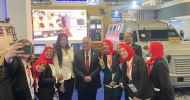 Edex 2021.. العارضون والعارضات بجناح العربية للتصنيع يلتقطون صور تذكارية مع رئيس الهيئة
