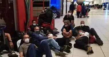 دول أوروبية تؤكد انتشار متغير أوميكرون.. فرنسا ترصد 8 حالات وهولندا تسجل 13.. 150 إسبانيا محاصرون بجنوب أفريقيا ويبحثون عن رحلات جوية للخروج.. وأول مصاب إيطالى بالمتغير الجديد: اللقاح أنقذنى من الخطورة