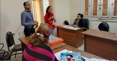 حملة لتوعية العاملين بمجلس مدينة الأقصر بمخاطر المخدرات.. صور