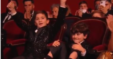 فرحة أطفال ميسي بعد تتويجه بالكرة الذهبية للمرة السابعة.. فيديو وصور