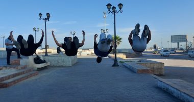 لعب وأكروبات.. شاهد لعبة الباركور على شواطئ الإسكندرية.. فيديو وصور