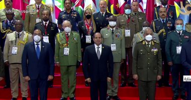 الرئيس السيسي يلتقط صورة تذكارية مع المشاركين بمعرض Edex 2021
