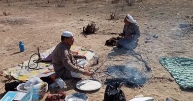أهالى جنوب الشيخ زويد يحتفظون بعاداتهم بطهى الخبز على نار الحطب.. صور