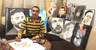 مؤمن عماد شاب يتفنن فى رسم بورتريهات بالفحم ومستحضرات التجميل.. فيديو وصور