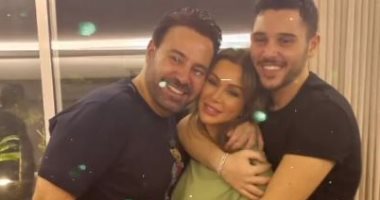 عاصى الحلانى يحتفل بعيد ميلاده الـ51 بصحبة ابنه وزوجته.. وأحلام تهنئه "صور"