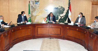 محافظ الفيوم يناقش مع رؤساء المدن ومسئولى الأملاك ملف تقنين أراضى الدولة 