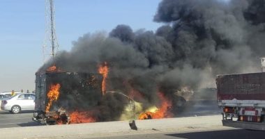 تفحم سيارة اشتعلت بها النيران على طريق مصر الإسماعيلية الصحراوى.. صورة