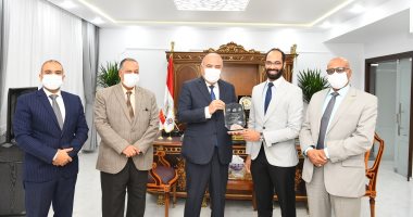 محافظ قنا يبحث مع ممثل مؤسسة اتجاه رفع مستوى الوعى بالقضايا السكانية