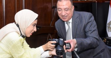 محافظ الإسكندرية يلبى دعوة مصورة كفيفة بلقائها.. ويكرمها بشهادة تقدير  