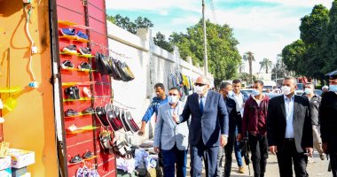 محافظ قنا يجرى جولة ميدانية لمتابعة السيولة المرورية ويوجه برفع إشغالات مجمع المواقف