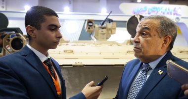 وزير الإنتاج الحربى يجرى حوارا مع طالب بإعلام الأزهر خلال مشاركته بمعرض إيديكس