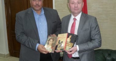 مدير المركز الثقافى الروسى بالإسكندرية يفتتح معرض فنى لأديب روسى 