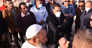 محافظ مطروح يتفقد مقابر تأثرت بمياه الأمطار ويضع حلولا لها ويستمع للمواطنين