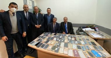 جمارك مطار القاهرة تضبط محاولة تهريب 161 آيفون داخل عربة أطفال