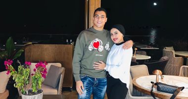 مصطفى محمد وزوجته و "القمر" في أحدث ظهور له بعد غيابه عن مباراة ملطية سبور