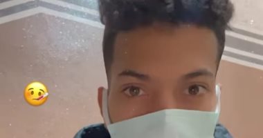 إمام عاشور ملوحاً بعلامة النصر يطمئن جماهير الزمالك من العزل المنزلي.. صور