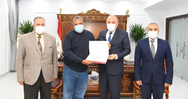 محافظ قنا يكرم أوائل الدورات التدريبية بمركز التنمية المحلية بسقارة