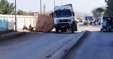 تسيير الحركة المرورية بعد سقوط كتلة حجرية على طريق أبو الريش بأسوان