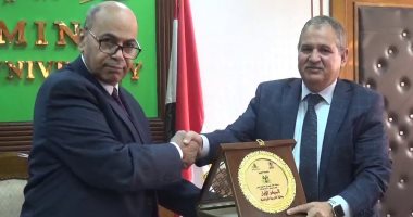 كلية الفنون الجميلة بجامعة المنيا تهدى مستشفى الكبد الجامعى 22 عملاً فنياً