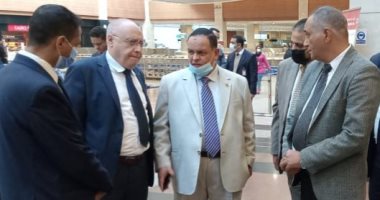 رئيس مصلحة الجمارك يتفقد أجهزة الفحص الجديدة بمطار القاهرة