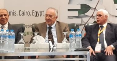 أستاذ صدر بطب عين شمس يحذر من إعطاء مرضى كورونا المضادات الحيوية بالمنزل
