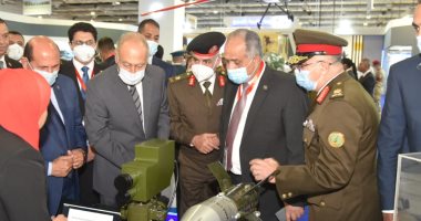 أمين عام جامعة الدول العربية يتفقد جناح العربية للتصنيع بمعرض إيدكس 2021  
