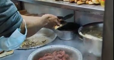 ملك الكبدة فى الوراق.. "العمدة" عمل السندوتش بـ 3 جنيه عشان كل الناس تاكل