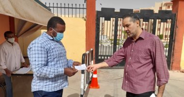 جهاز مدينة أسوان الجديدة يمنع دخول المواطنين غير الملقحين المصالح الحكومية.. لايف
