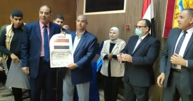 محافظ شمال سيناء يكرم العاملين المحالين للتقاعد بعد بلوغهم السن القانونية