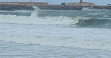 غضب البحر فى نوة قاسم الشديدة.. وإغلاق ميناء الإسكندرية