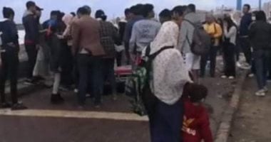 إصابة فتاة سقط عليها جزء من سور كورنيش الإسكندرية بسبب ارتفاع الأمواج
