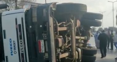 انتظام مرور السيارات بعد رفع آثار حادث انقلاب شاحنة بطاطس بالوادى الجديد