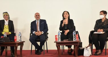 رئيس جامعة الأقصر يشهد ندوة "مكافحة الهجرة غير الشرعية والاتجار بالبشر".. صور