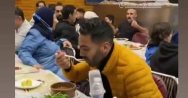 حسين الشحات يستغل الإجازة فى عزومة ملوخية برفقة والدته وأشقائه.. صور