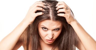 وصفات طبيعية لعلاج قشرة الشعر فى المنزل .. عشان ما تحسيش بالإحراج تانى
