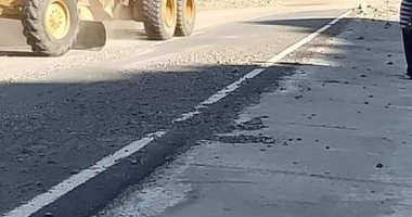 مجلس مدينة الشلاتين يزيل آثار السيول والأمطار بطرق أبرق   