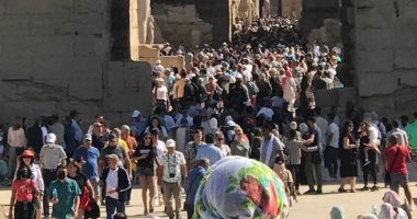 صورة اليوم.. أفواج سياحية كبيرة تزور معابد الكرنك بأعداد كبيرة بعد حفل الكباش