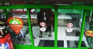 روسى يحاول دخول متجر حاملا سيفه على ظهر حصان.. فيديو
