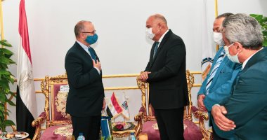 محافظ قنا يستقبل السفير الكندي ووفد صندوق الأمم المتحدة للسكان.. صور
